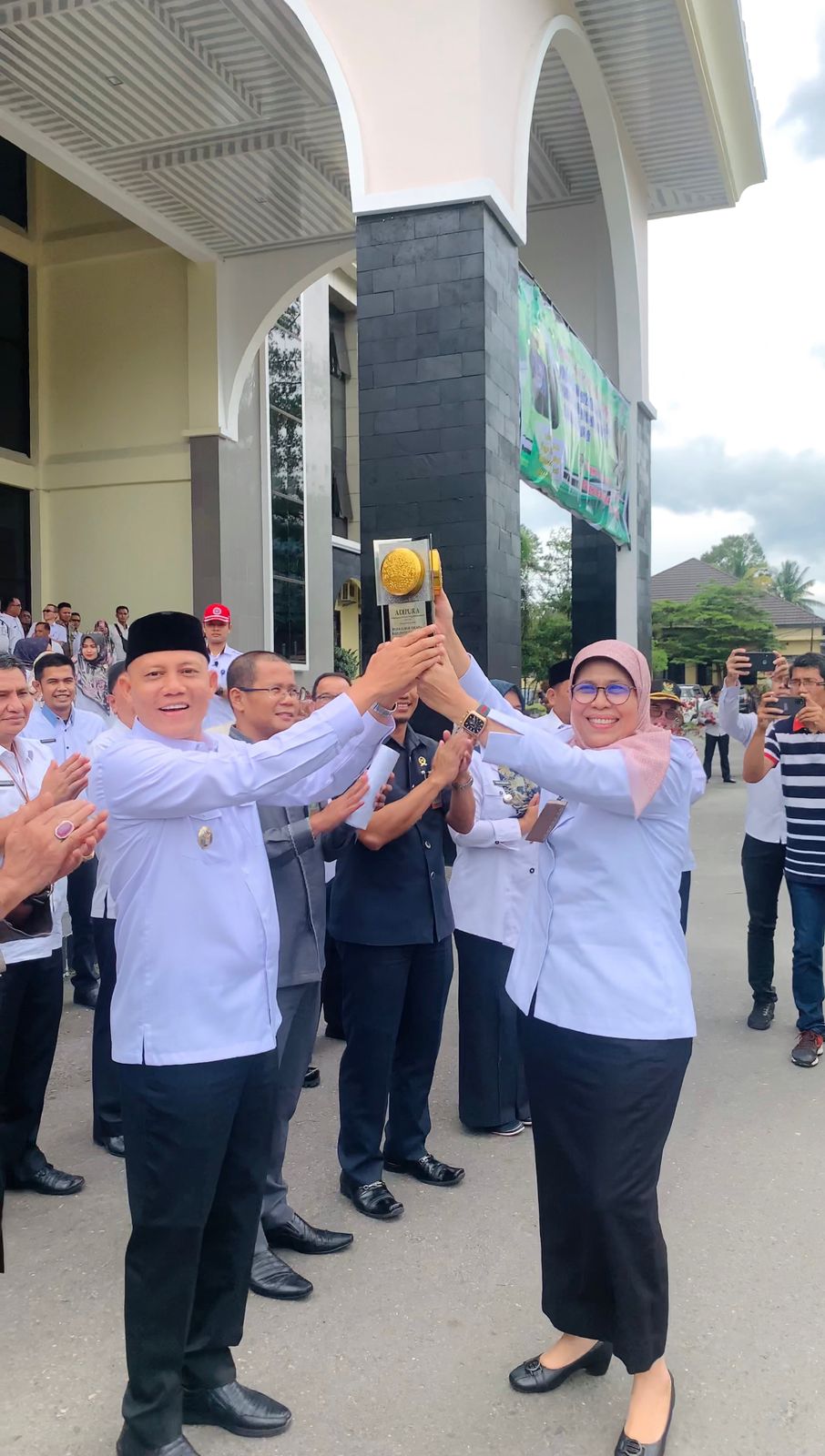 Penyerahan Piala Adipura Tahun 2022 dari Kepala Dinas PRKPPLH kepada Wakil Bupati Pasaman